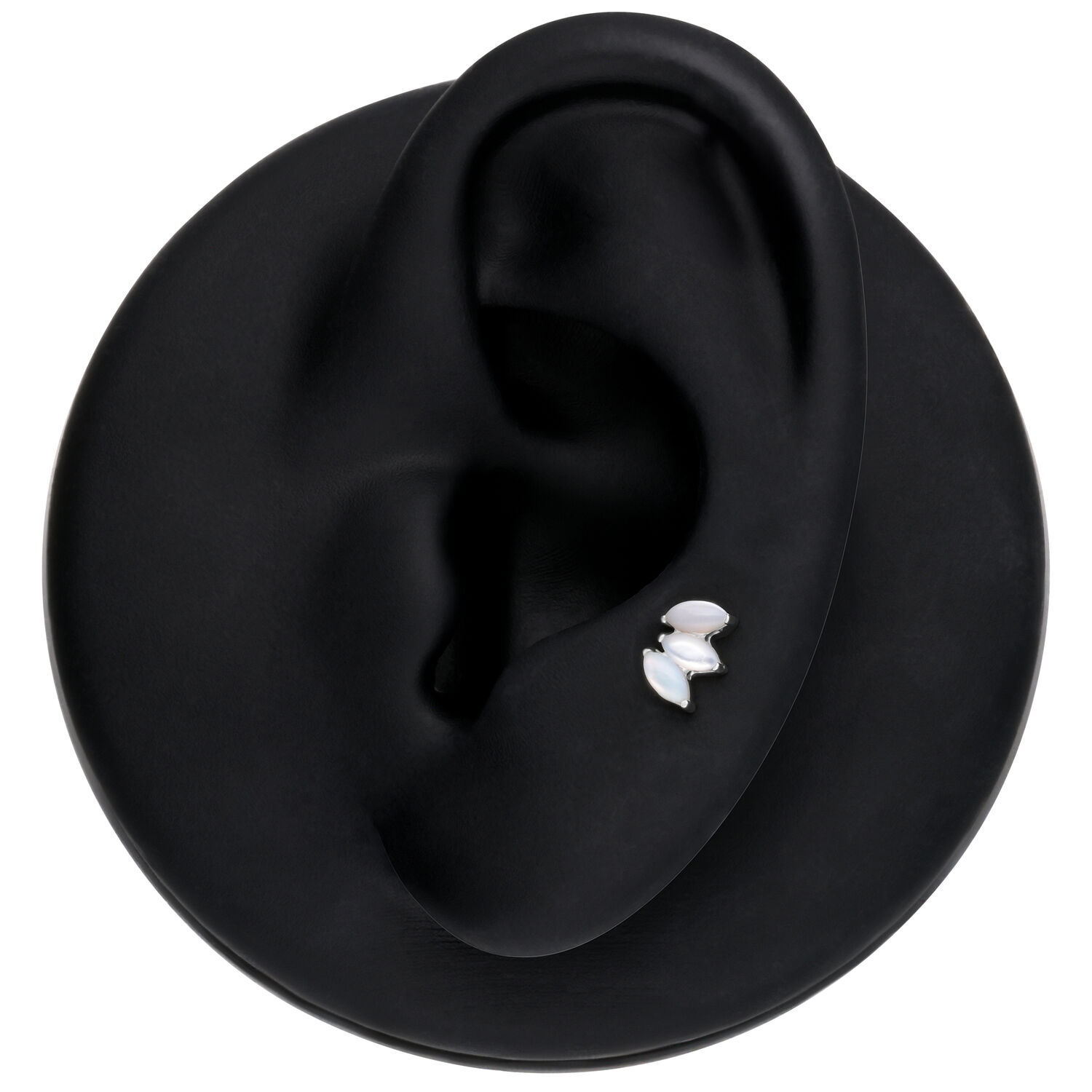 Embout Lotus argenté avec pierre de lune sur modèle d'oreille noir