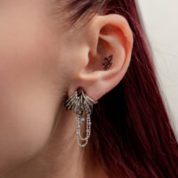 Embout de piercing en argent avec améthyste et pierre de lune dans une oreille