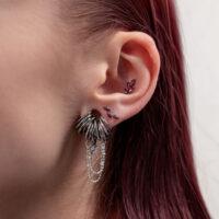 Embout de piercing en titane argenté avec améthyste Oreille avec piercing en titane argenté et pierres d'améthyste, vue latérale