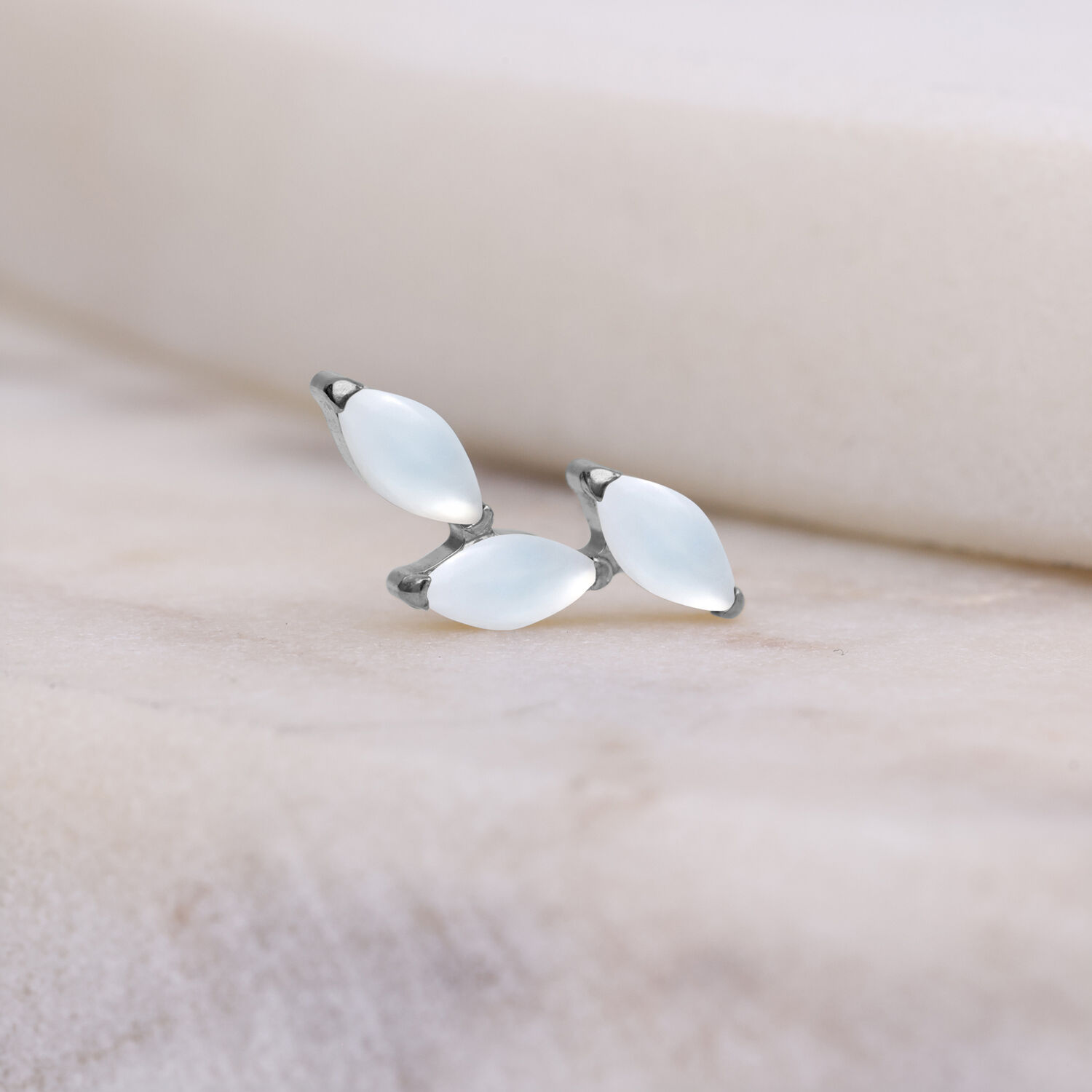 Embout en argent avec pierre de lune pour Push Fit Embout Push Fit argenté avec pierre de lune sur fond neutre
