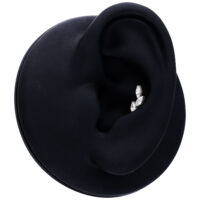 Embout en cristal pour Push Fit en argent Embout de piercing en cristal argenté sur un mannequin d'oreille noir