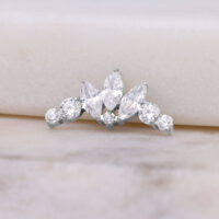 Embout en cristal argenté Tiara pour piercing Push Fit sur fond clair