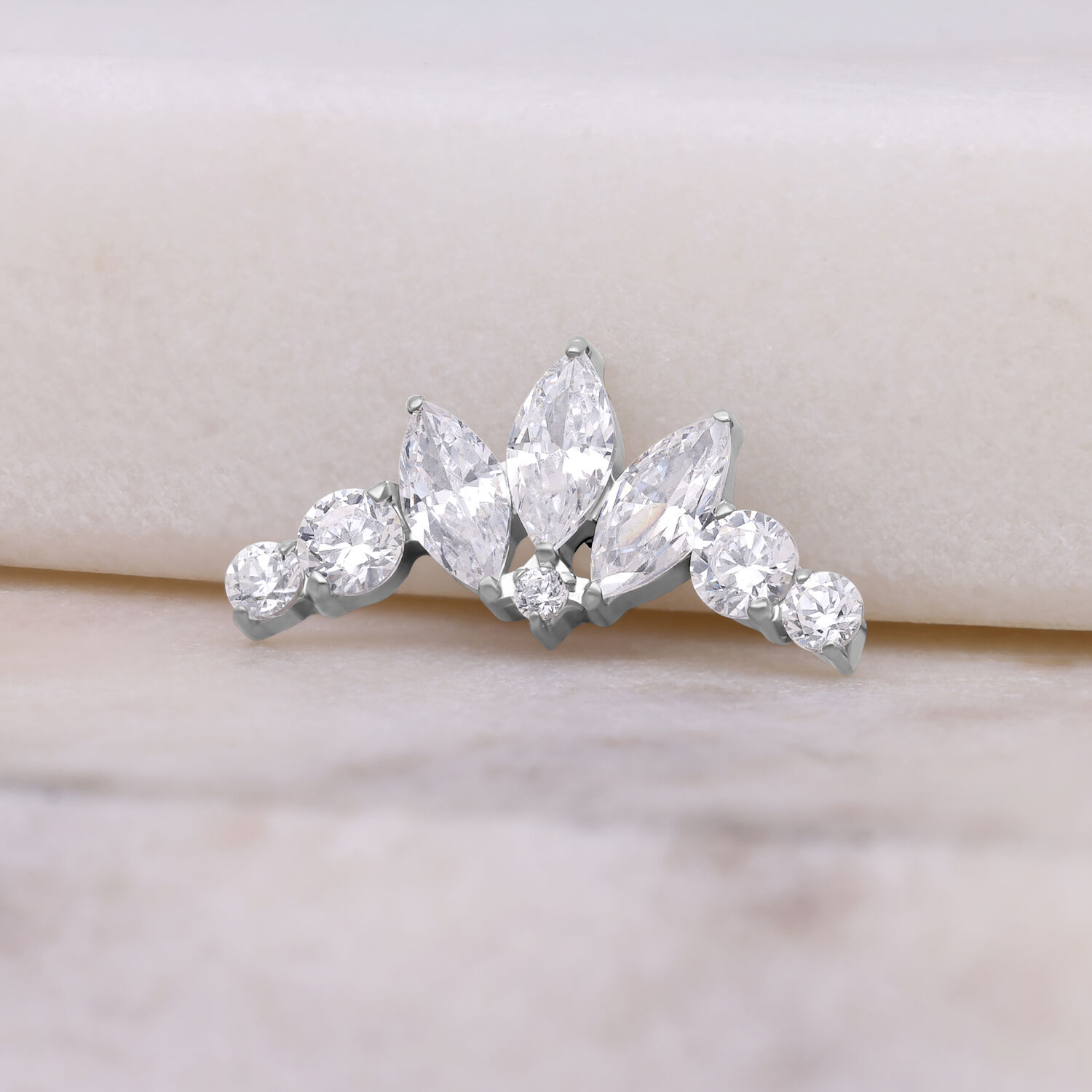 Embout en cristal argenté Tiara pour piercing Push Fit sur fond clair