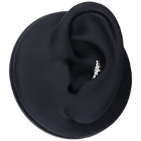 Embout Cristal Tiara argenté sur modèle d'oreille noir
