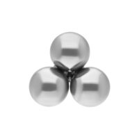 Embout triple en titane argenté pour piercings sur fond blanc