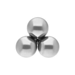 Embout triple en titane argenté pour piercings sur fond blanc