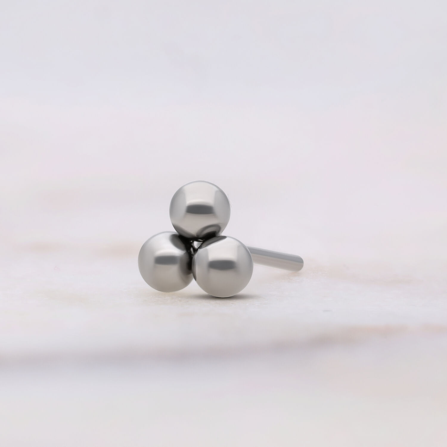 Embout Trinity Push Fit argenté en titane sur fond blanc