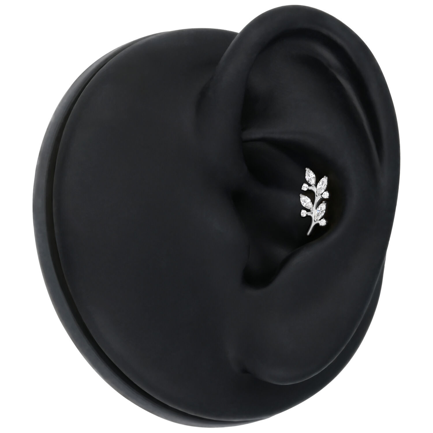 Embout en feuilles de cristal argenté dans une oreille noire sur fond neutre