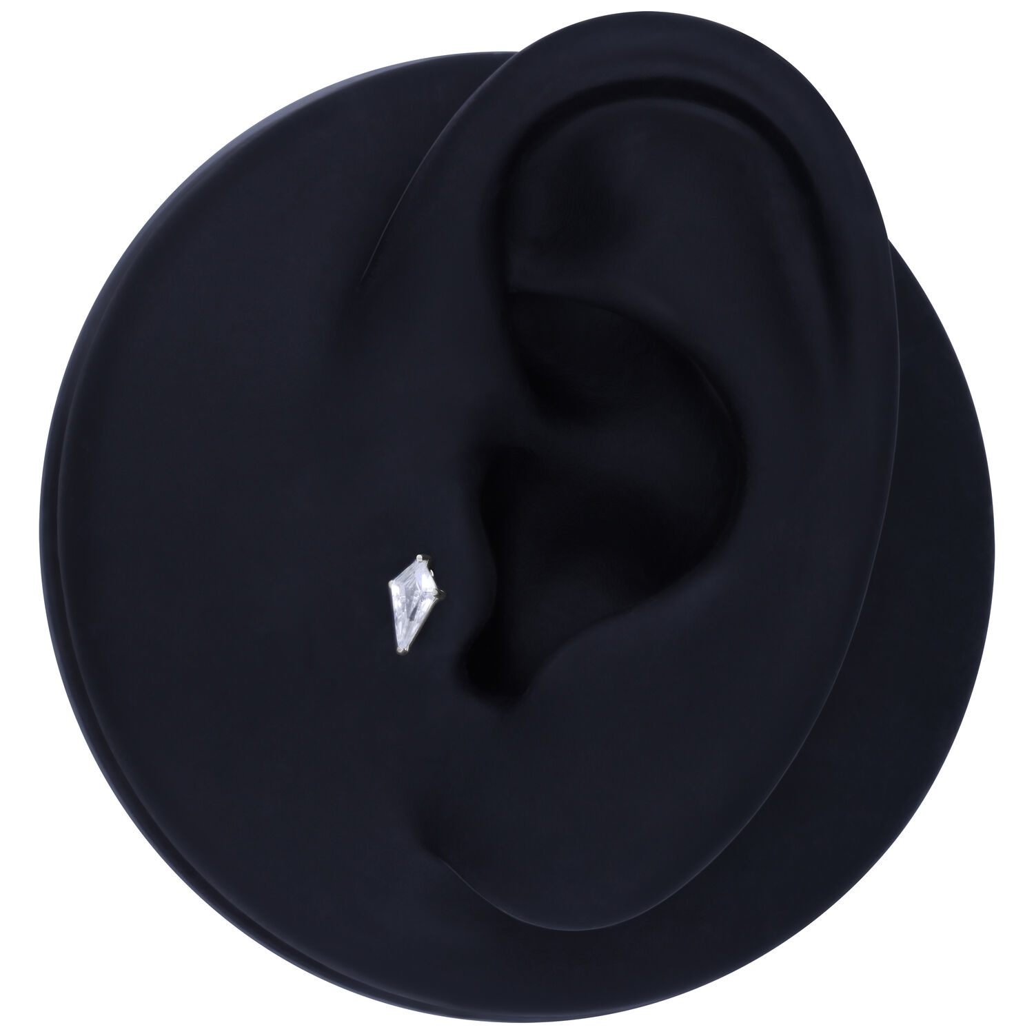 Embout en cristal argenté en forme de triangle sur un modèle d'oreille noire