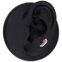 Clou d'oreille en argent avec cristal rouge Clou d'oreille en argent avec cristal rouge ovale sur modèle d'oreille noir