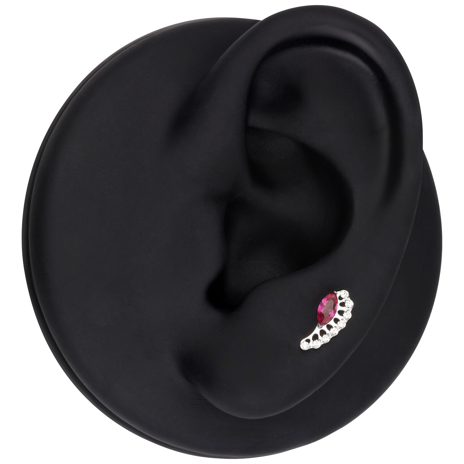 Clou d'oreille en argent avec cristal rouge Clou d'oreille en argent avec cristal rouge ovale sur modèle d'oreille noir