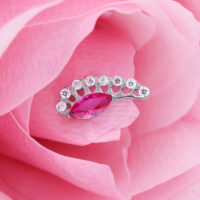 Embout Push Fit argenté avec cristal rouge Embout argenté avec cristal rouge ovale sur pétale rose
