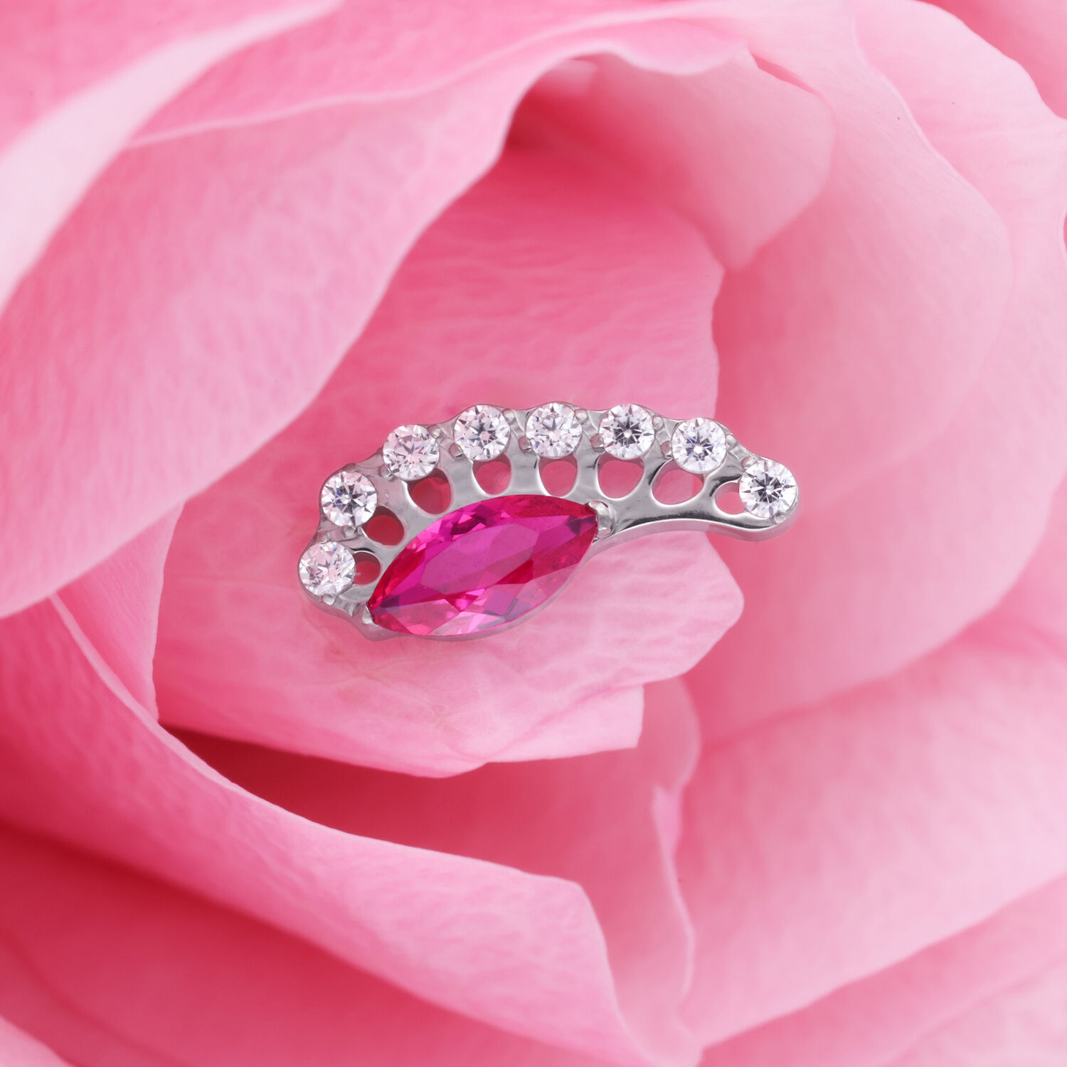 Embout Push Fit argenté avec cristal rouge Embout argenté avec cristal rouge ovale sur pétale rose