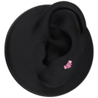 Embout Baguette Argenté Rubis Embout Push Fit argenté avec cristaux rubis sur un modèle d'oreille noire