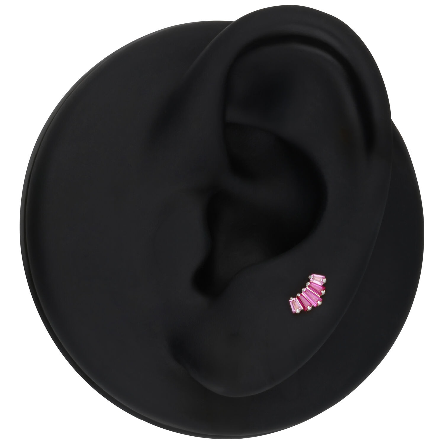Embout Baguette Argenté Rubis Embout Push Fit argenté avec cristaux rubis sur un modèle d'oreille noire