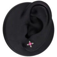 Embout de piercing argenté avec cristal rouge Modèle d'oreille avec embout de piercing argenté et cristal rouge sur fond noir
