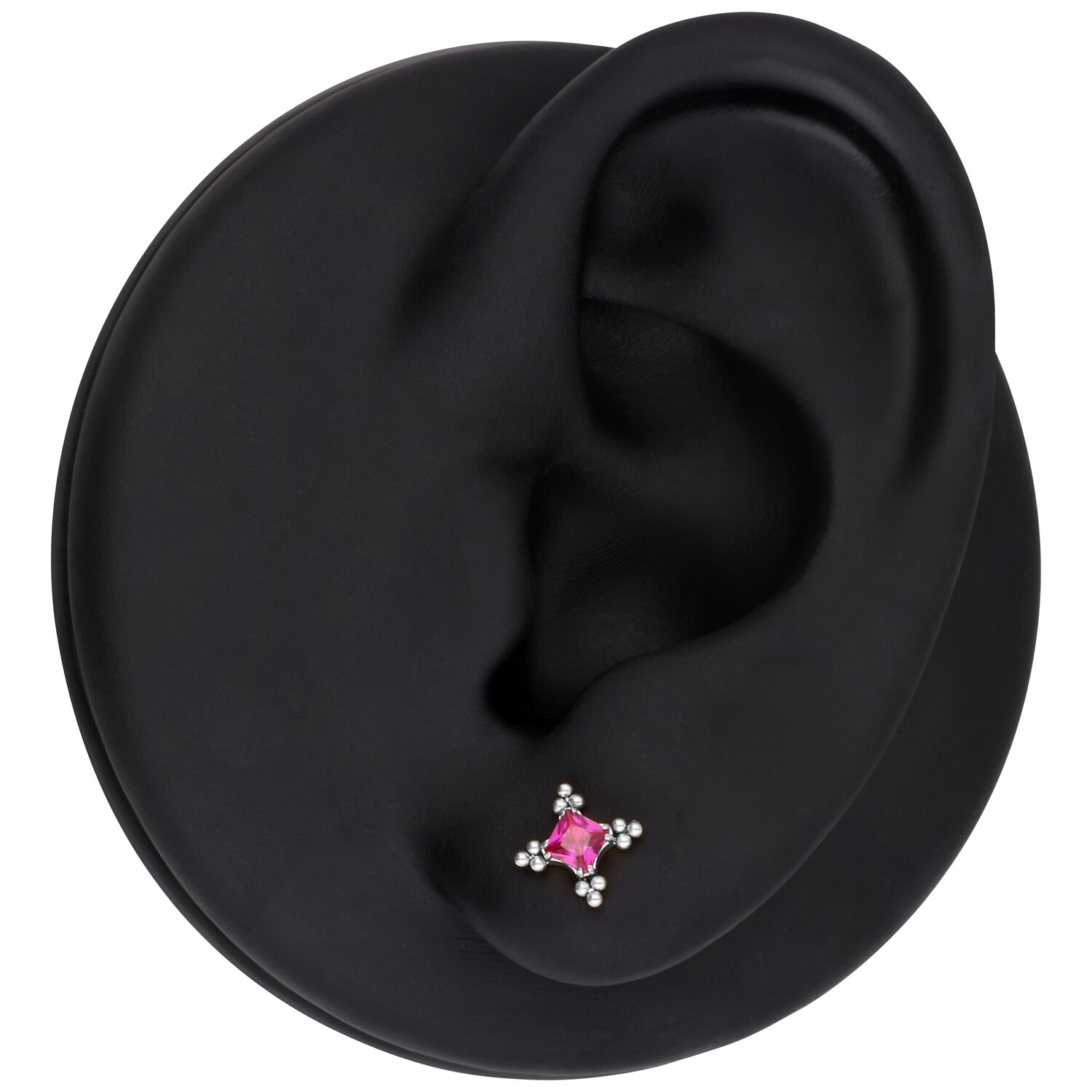 Embout de piercing argenté avec cristal rouge Modèle d'oreille avec embout de piercing argenté et cristal rouge sur fond noir
