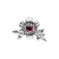 Embout en titane argenté avec cristal rouge Embout floral argenté avec un cristal rouge et deux cristaux clairs sur fond blanc