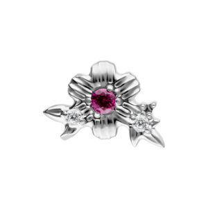 Embout floral argenté avec un cristal rouge et deux cristaux clairs sur fond blanc