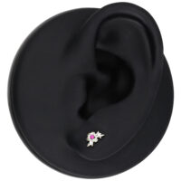 Embout d'oreille Push Fit argenté avec cristal rouge Embout d'oreille argenté avec cristal rouge sur support noir