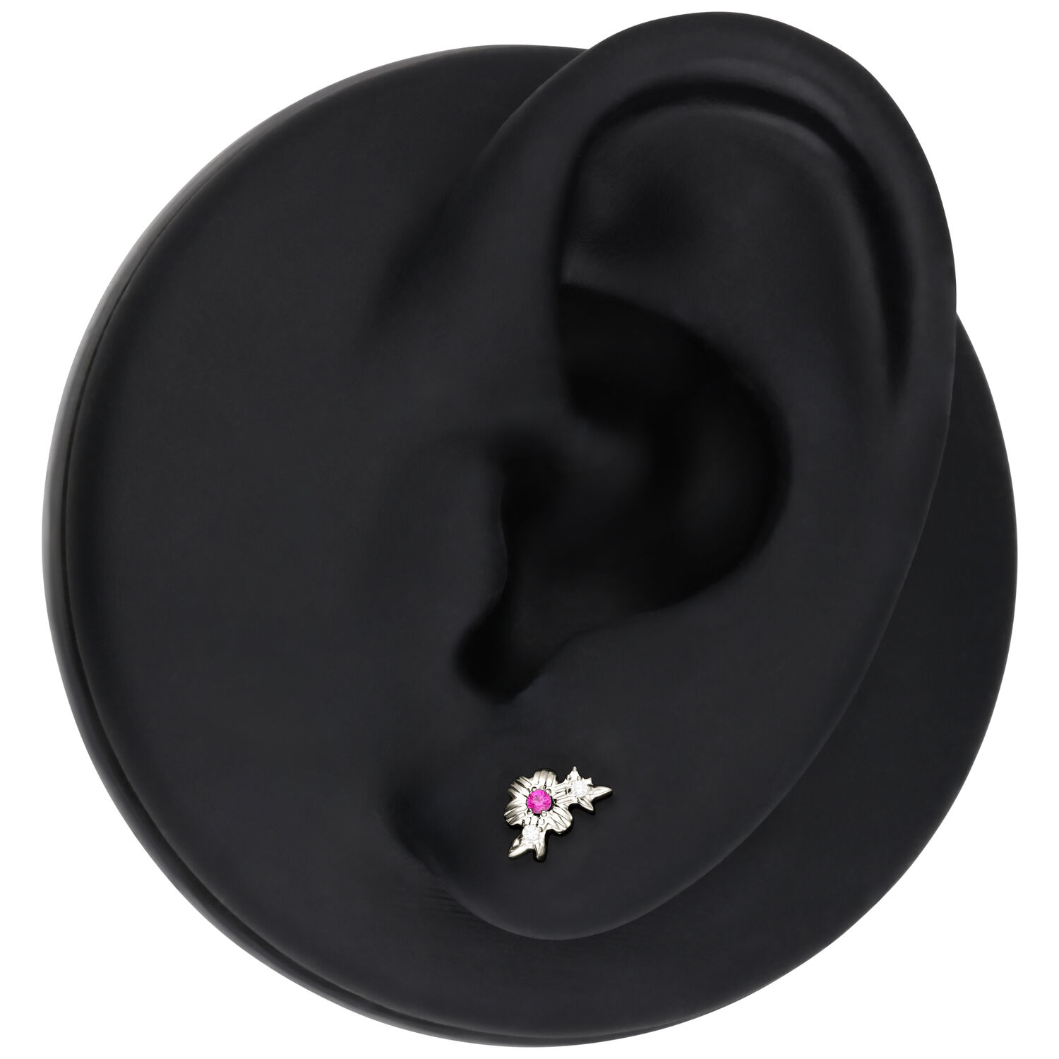 Embout d'oreille Push Fit argenté avec cristal rouge Embout d'oreille argenté avec cristal rouge sur support noir