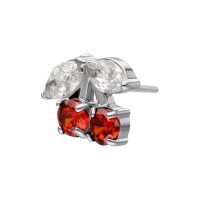 Embout Cerise Argenté avec Pierres Rouges Embout cerise argenté avec deux zircones rouges et des pierres claires sur fond blanc