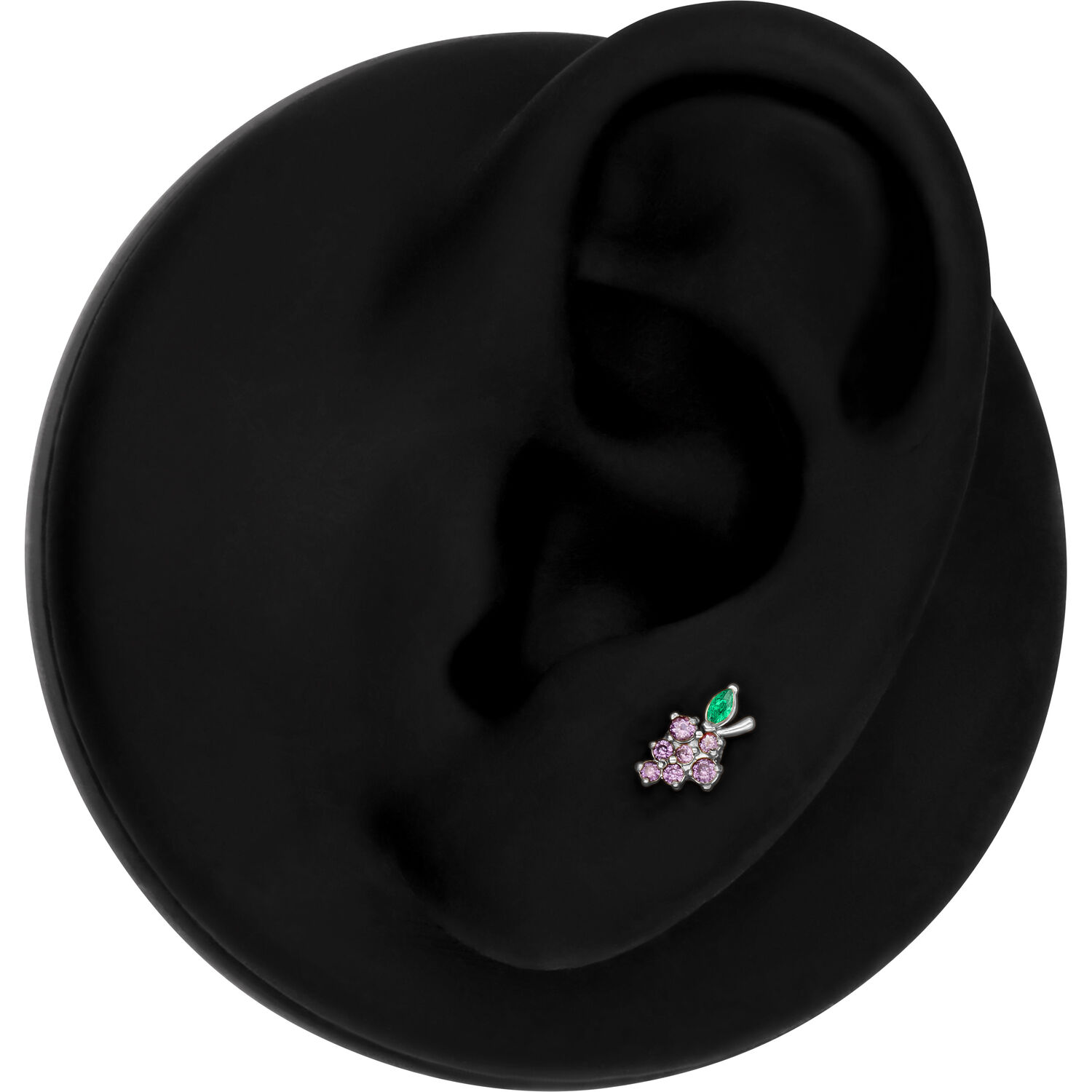 Push Fit Grape embout avec pierres violettes Embout de piercing en argent en forme de grappe avec des pierres violettes et vertes sur un modèle d'oreille noire