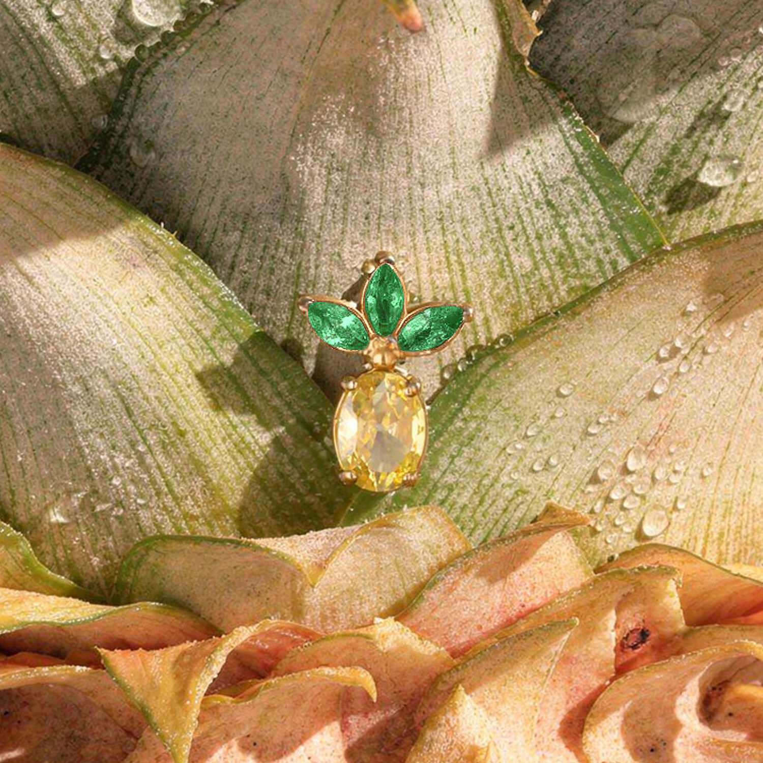 Embout de piercing ananas doré avec feuilles vertes Embout de piercing ananas doré avec trois feuilles vertes sur une peau d'ananas