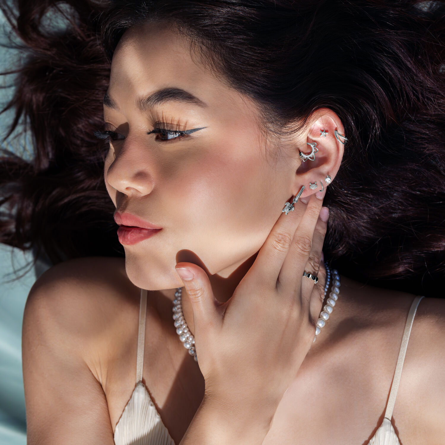 Embouts de piercing en argent pour l'oreille Femme avec plusieurs embouts de piercing en argent à l'oreille, portant des bijoux en perles
