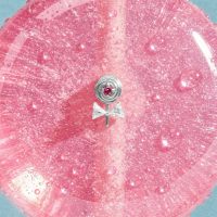 Embout de piercing Lollipop argenté Embout Lollipop argenté avec pierre rose sur fond rose scintillant