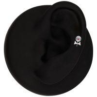 Embout de piercing Lollipop argenté Embout de piercing Lollipop argenté sur une oreille modèle noire
