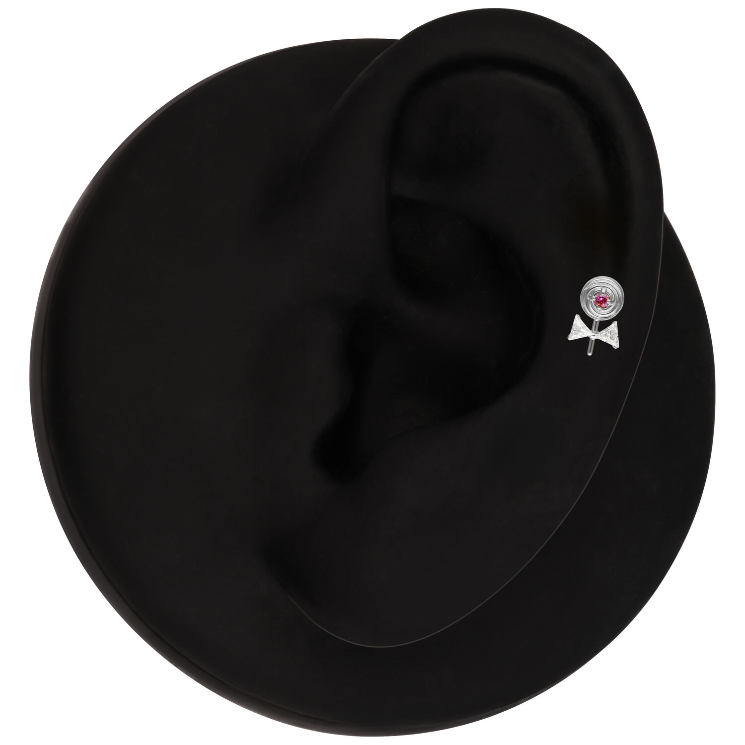 Embout de piercing Lollipop argenté Embout de piercing Lollipop argenté sur une oreille modèle noire