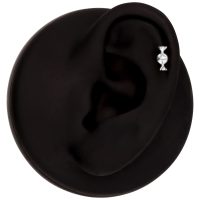 Embout de piercing bonbon argenté Embout bonbon argenté sur modèle d'oreille noire