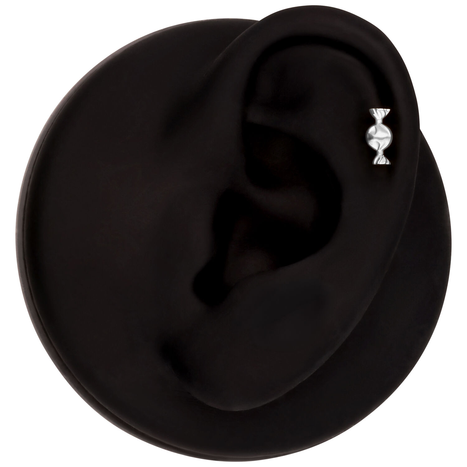 Embout de piercing bonbon argenté Embout bonbon argenté sur modèle d'oreille noire
