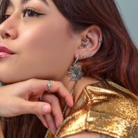 Boucles d'oreilles et piercings en argent Femme avec plusieurs boucles d'oreilles et piercings en argent, vêtement doré