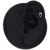 Embout à nœud argenté Push Fit Modèle d'oreille noir avec piercing à nœud argenté sur fond noir