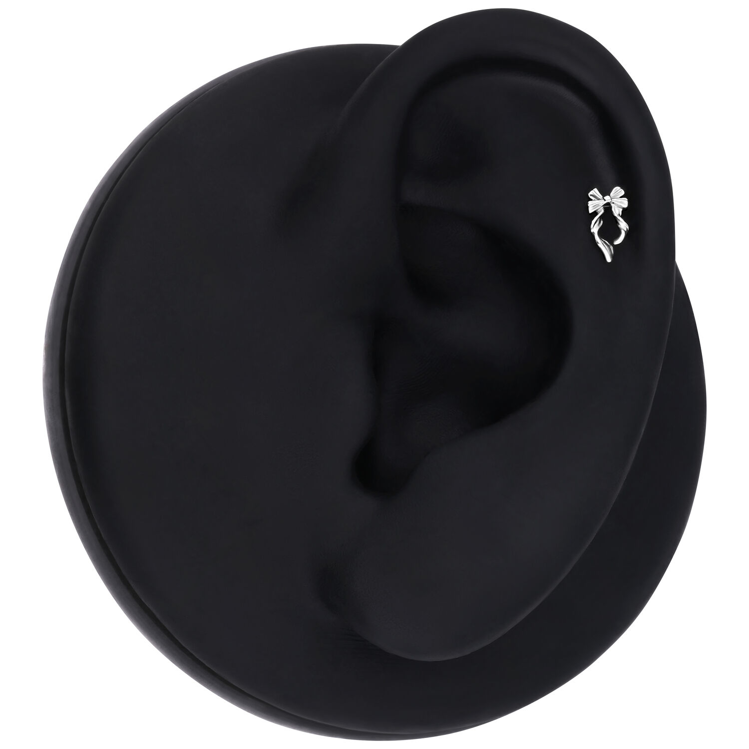 Embout à nœud argenté Push Fit Modèle d'oreille noir avec piercing à nœud argenté sur fond noir