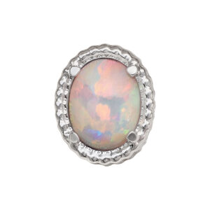 Embout opale ovale en argent avec bord facetté sur fond blanc