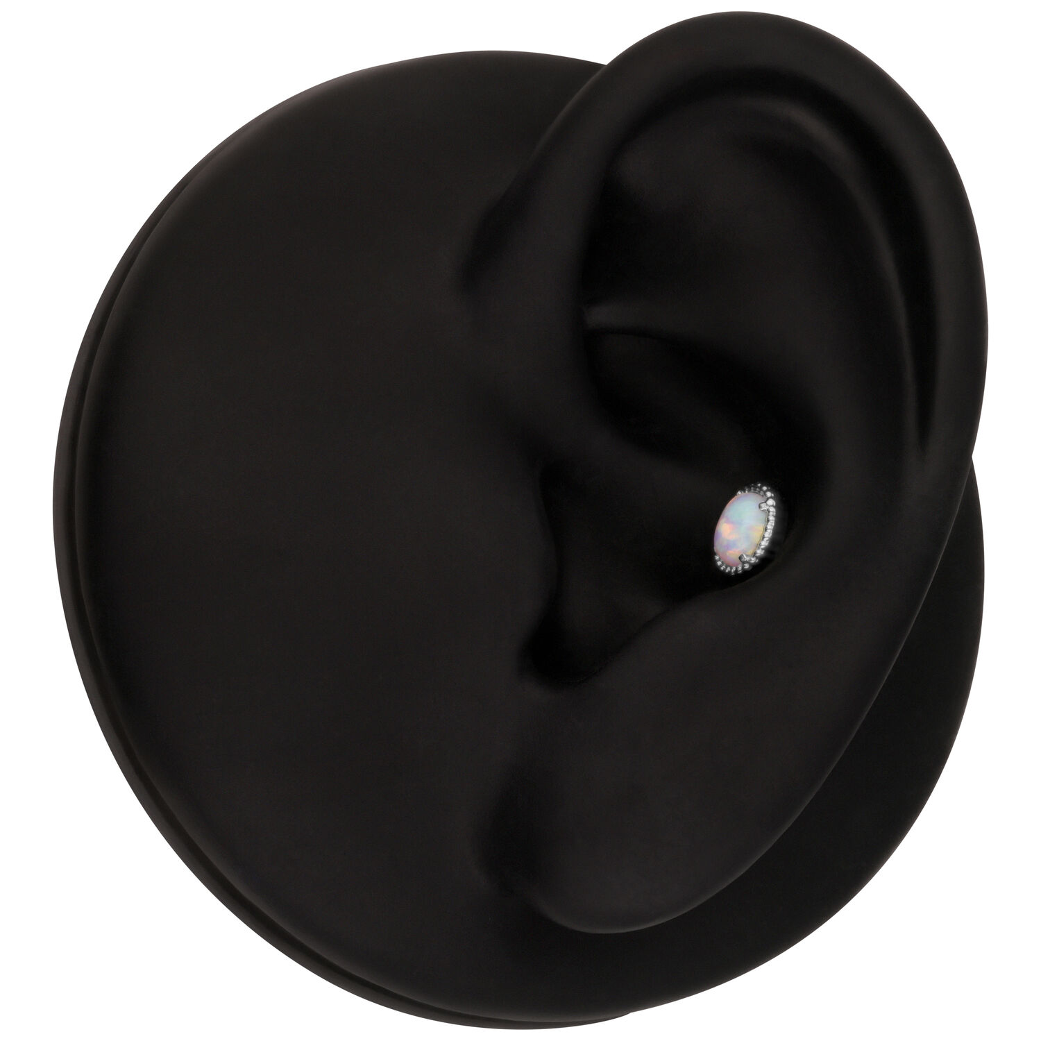 Modèle d'oreille noir avec embout opale ovale, gros plan