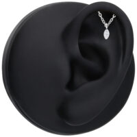 Élégant embout ovale Helix Push Fit Embout ovale Helix en argent en titane sur une oreille noire