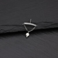 Embout de piercing hélice argenté avec perle Embout hélice argenté avec chaîne et perle sur fond noir