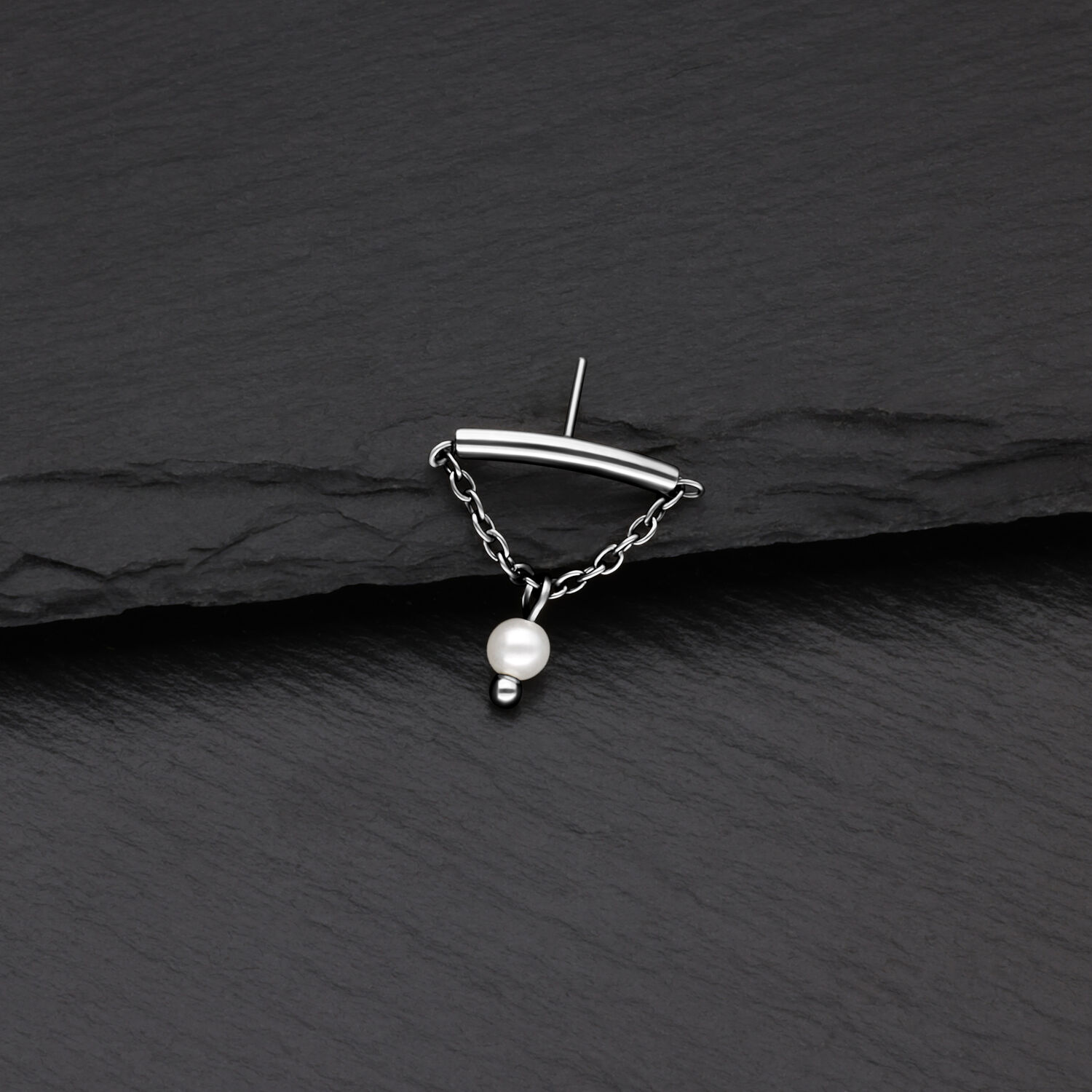 Embout de piercing hélice argenté avec perle Embout hélice argenté avec chaîne et perle sur fond noir