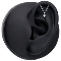 Embout Push Fit argenté avec opale synthétique sur modèle d'oreille noir