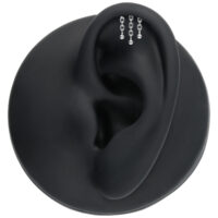 Chaîne argentée pour piercing helix Chaîne argentée sur modèle d'oreille noire sur fond blanc