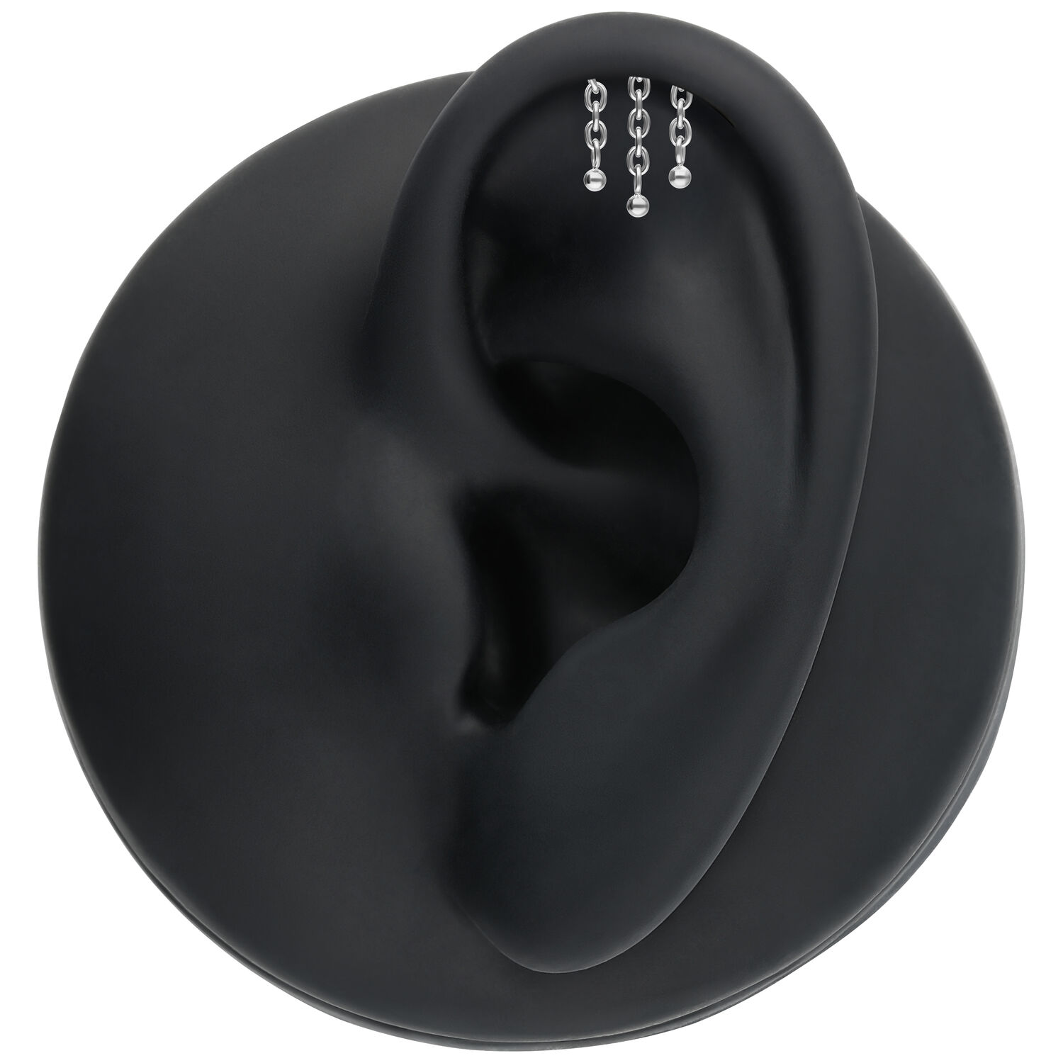 Chaîne argentée pour piercing helix Chaîne argentée sur modèle d'oreille noire sur fond blanc