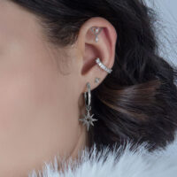 Double embout hélice en cristal argenté Embout hélice argenté avec cristaux sur une oreille, fond sombre