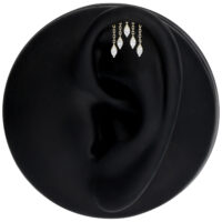 Goutte Ovale Push Fit en Argent pour Hélix Modèle d'oreille noire avec gouttes ovales en argent pour hélix, sur fond noir