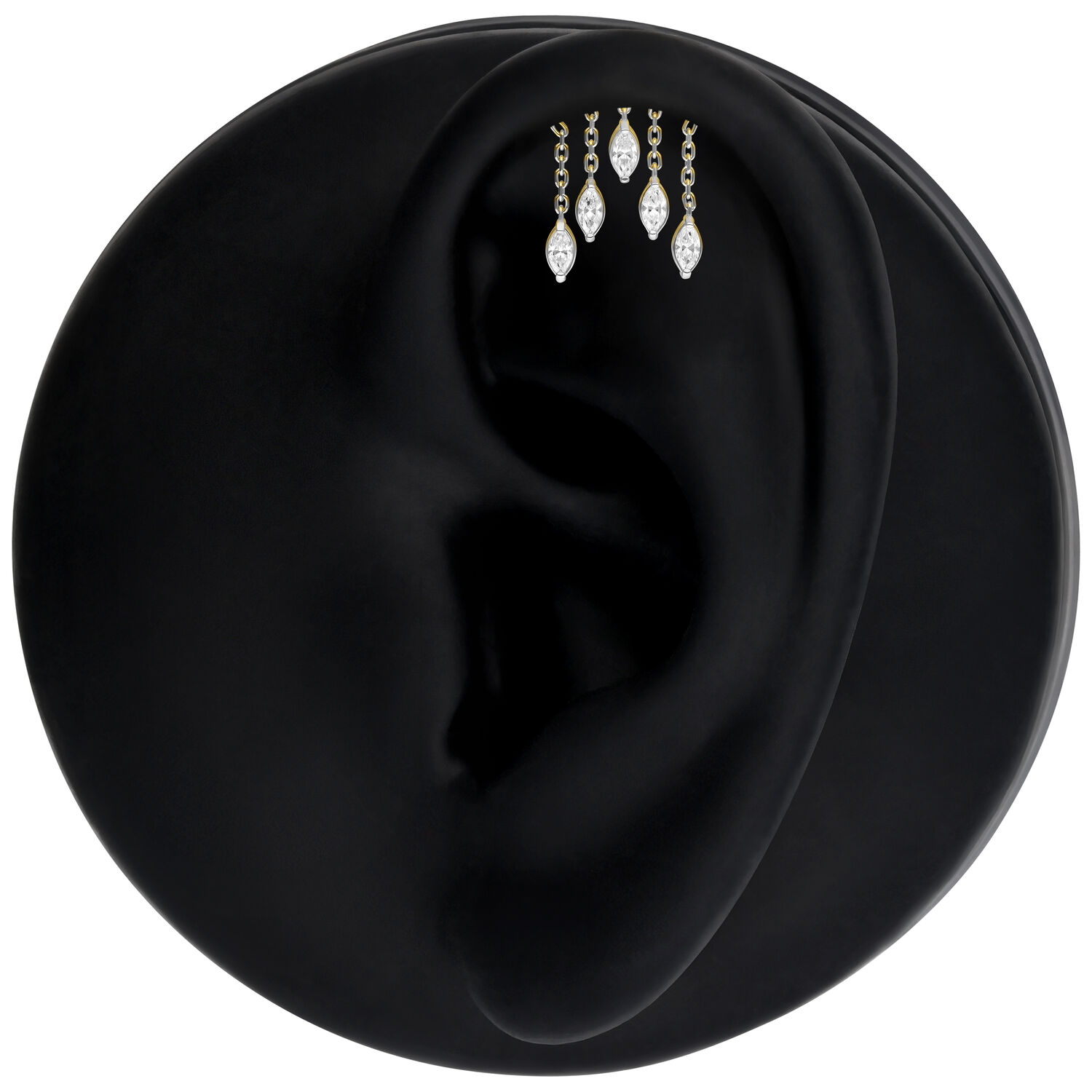 Goutte Ovale Push Fit en Argent pour Hélix Modèle d'oreille noire avec gouttes ovales en argent pour hélix, sur fond noir