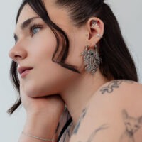 Embout Push Fit Helix Argenté Femme avec des embouts de piercing argentés à l'oreille, de profil