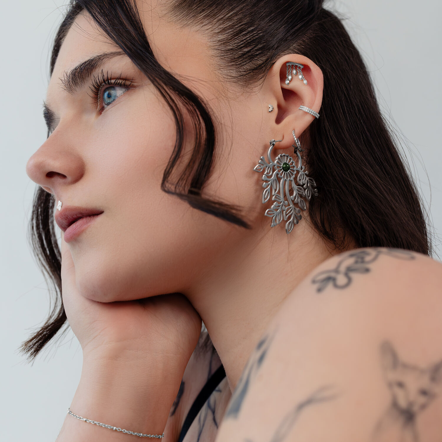 Embout Push Fit Helix Argenté Femme avec des embouts de piercing argentés à l'oreille, de profil
